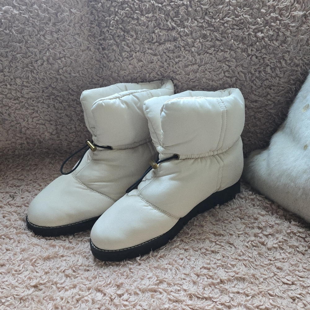 Size 9 Women's J CREW Elsa Puffer Boot - Cream White